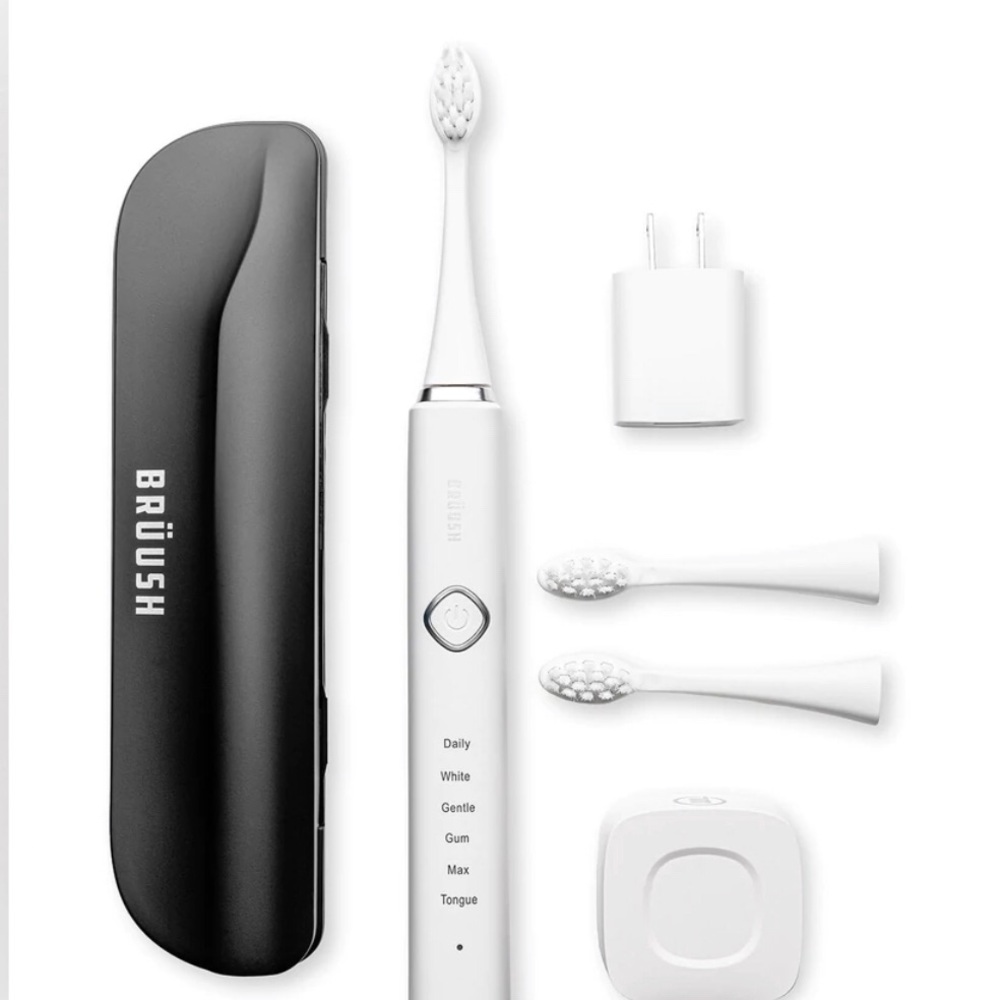 NWT Brüush White Electric Toothbrush Kit & 3 Brush Heads